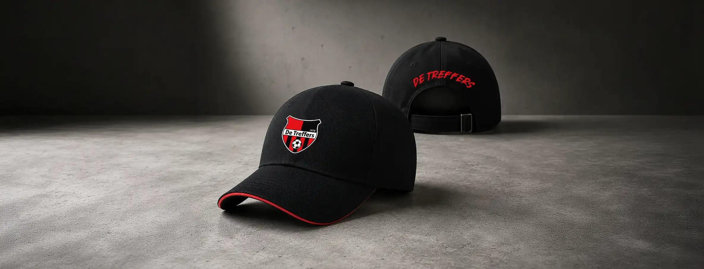 DeTreffers_Merchandise_Fanstoremerchandise_Caps_Sfeerimpressie_Webp-5